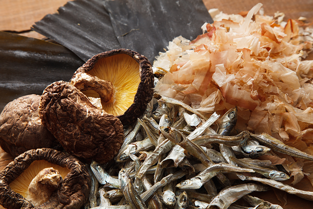 出汁の元となる、かつお・昆布・煮干し・椎茸など
