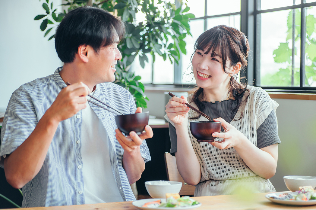 栄養豊富なお出汁を飲む健康的な夫婦