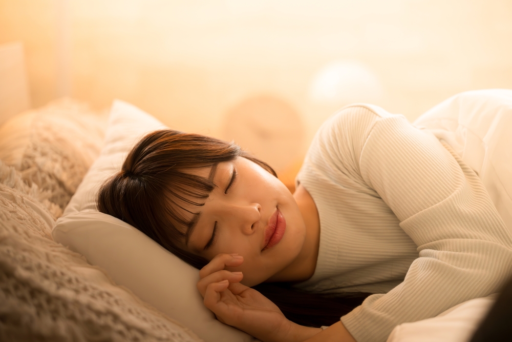セロトニンとメラトニンの効果でリラックスして眠る女性