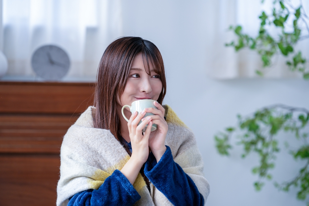 飲むお出汁でほっこりする女性