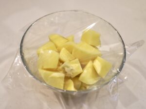 じゃがいもは耐熱容器にいれてレンジへ