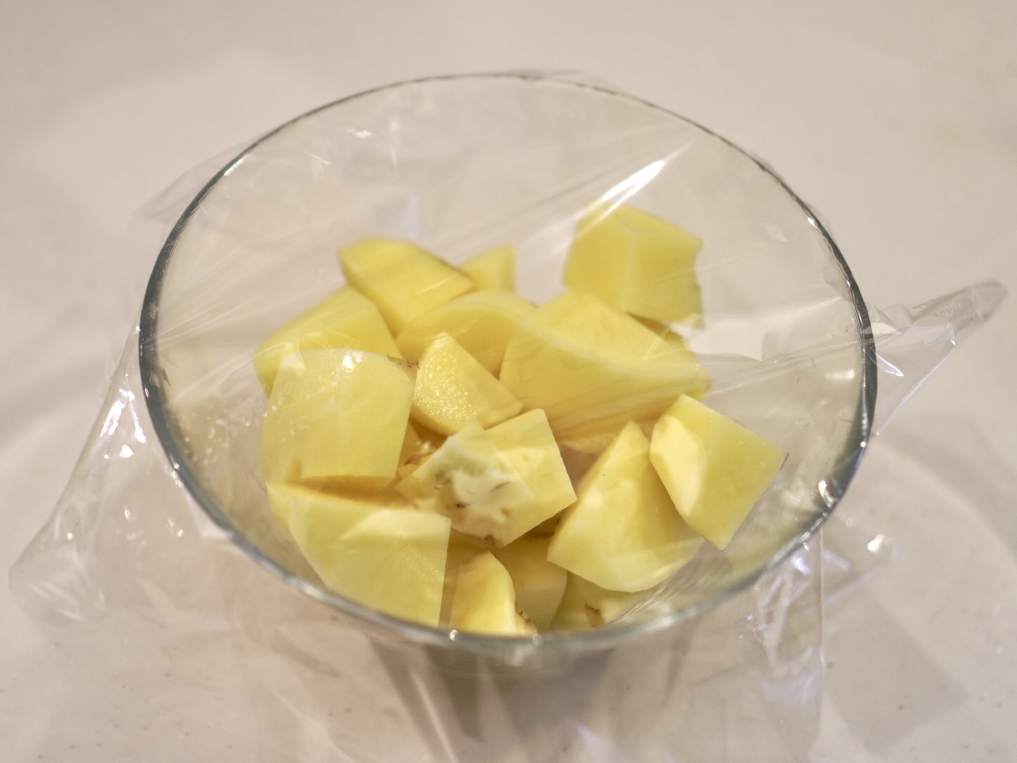 じゃがいもは耐熱容器にいれてレンジへ