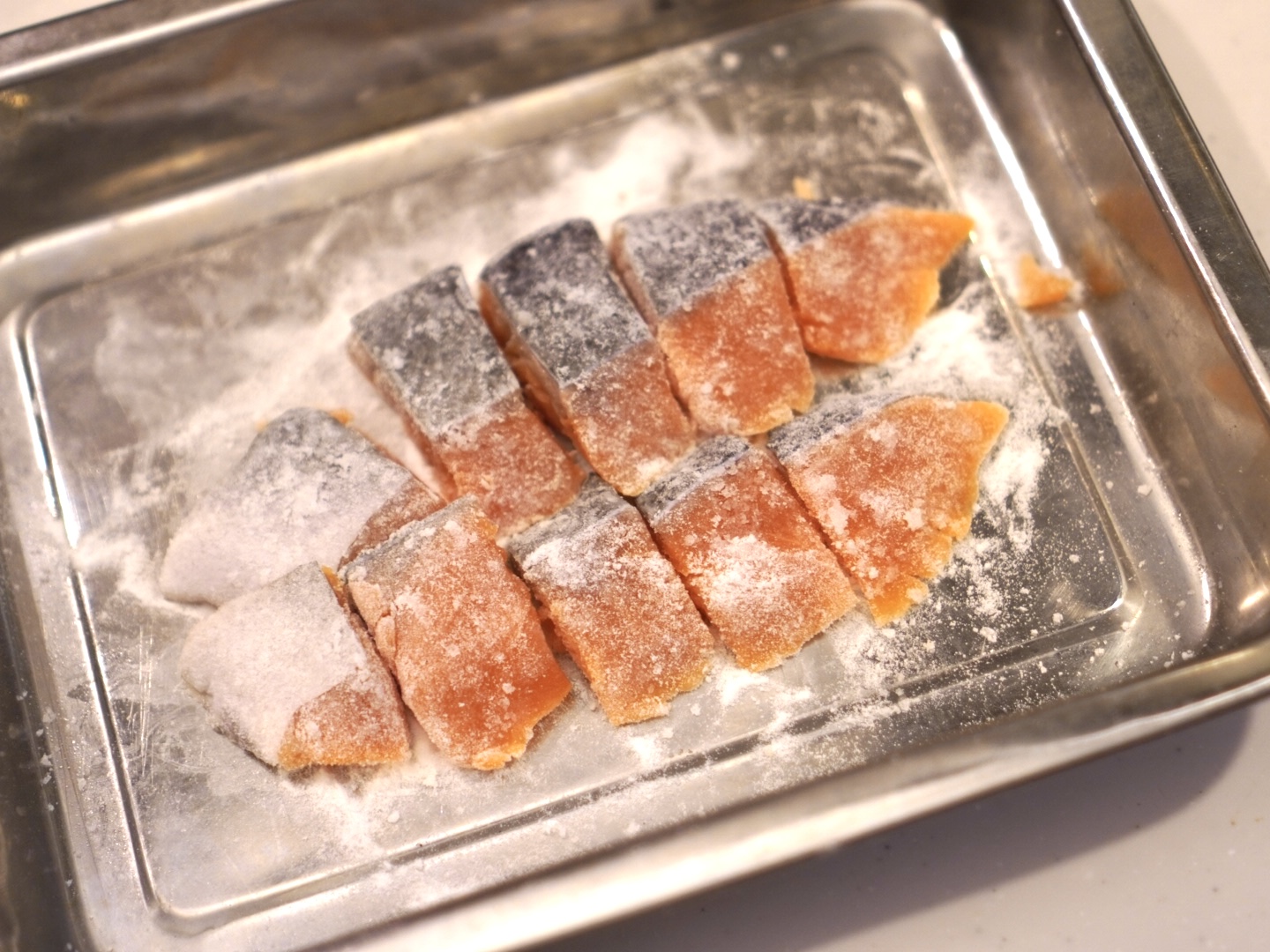 カットした鮭に薄力粉をまぶす