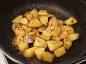 鮭とじゃがいもをこんがり焼き色がつくまで炒める
