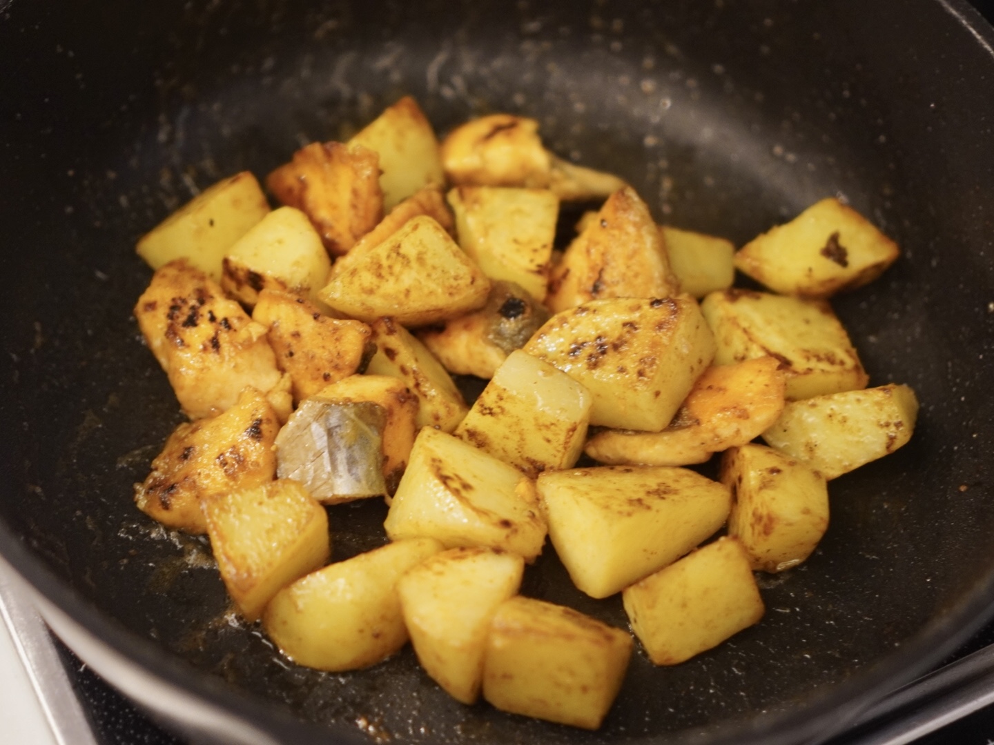 鮭とじゃがいもをこんがり焼き色がつくまで炒める