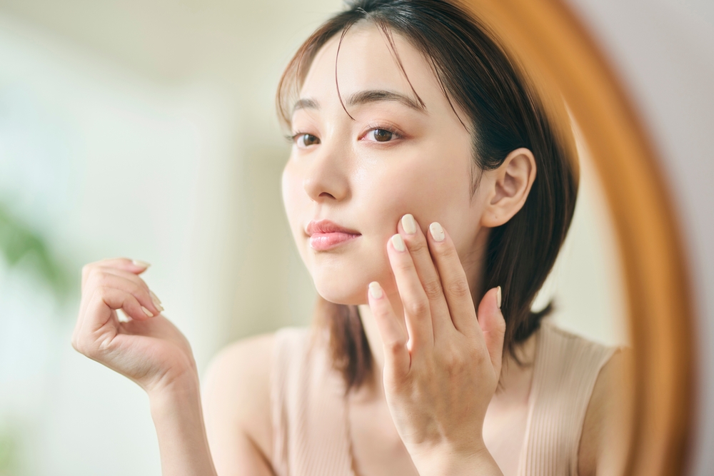 スキンケアをする女性