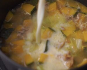 味噌と豆乳を加える