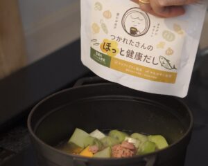 お出汁、調味料を加えて中火にかける