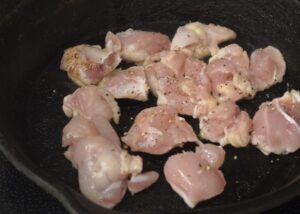 鶏もも肉をフライパンで焼き、一旦取り出す。