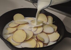 さつまいもに牛乳と「つかれたさんのほっと健康だし」 を加え、火にかける。