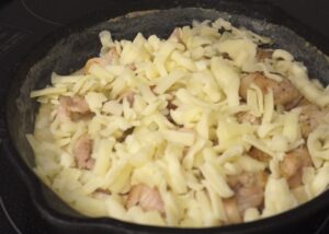 耐熱容器にうつし、焼いた鶏もも肉も加え、とろけるチーズをかける